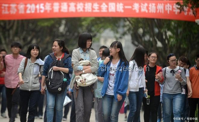 所有监考女老师不允许穿高跟鞋：深度解析与影响探讨